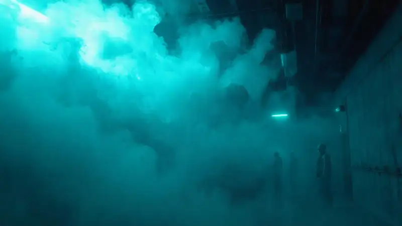 Niebla luminosa en ambiente tenso y misterioso