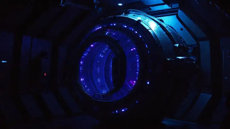 Esfera luminosa en cámara de alta tecnología