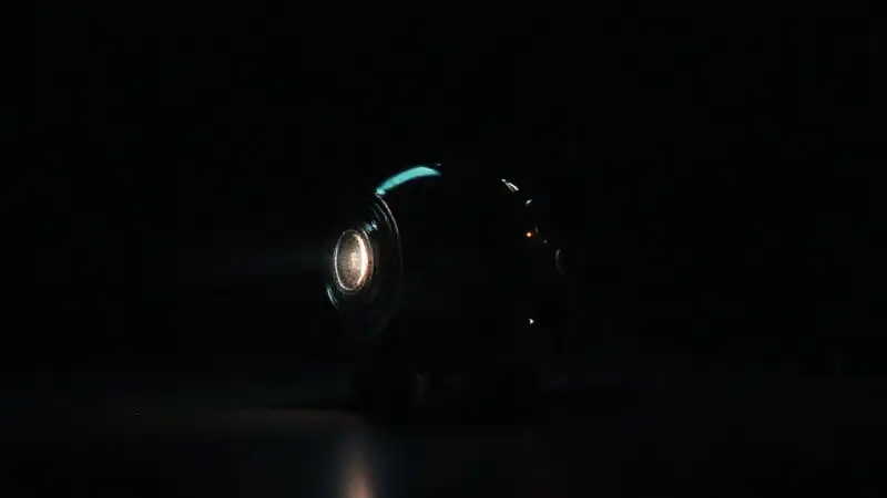 Dispositivo metálico reflectante con aura misteriosa