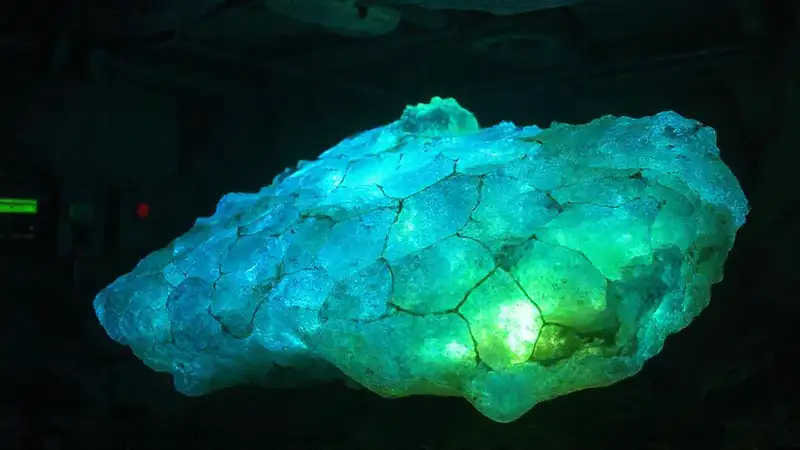 Cristal fluorescente en contenedor seguro y inestable