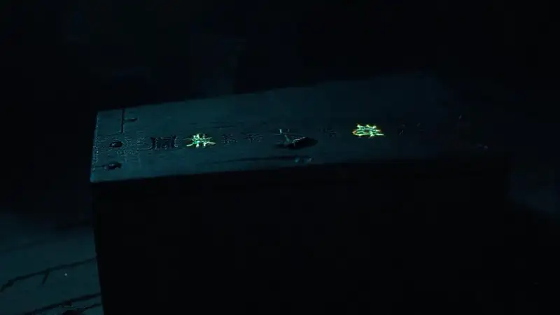 Caja antigua con símbolos y ambiente misterioso