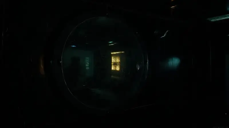 Espejo metálico en sala de contención oscura
