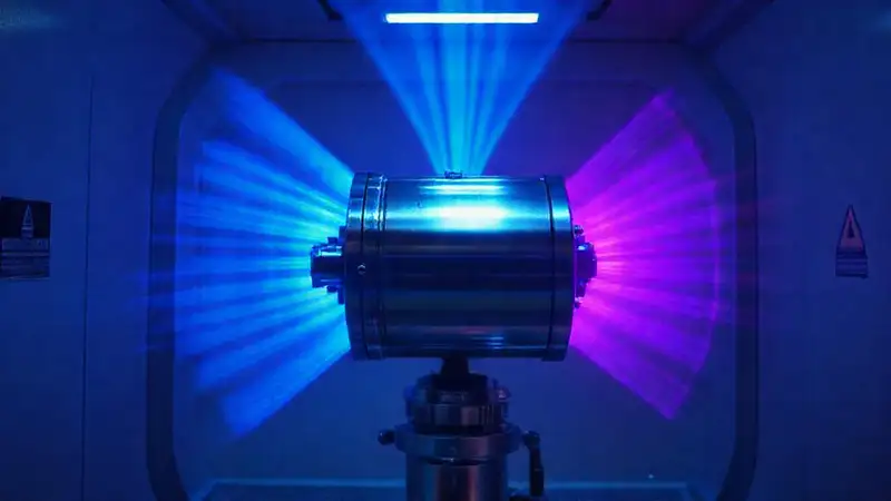 Dispositivo metálico brillante con radiación y distorsión