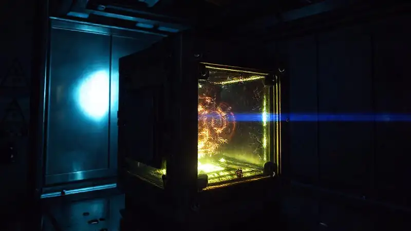 Objeto cúbico peligrosamente misterioso y brillante
