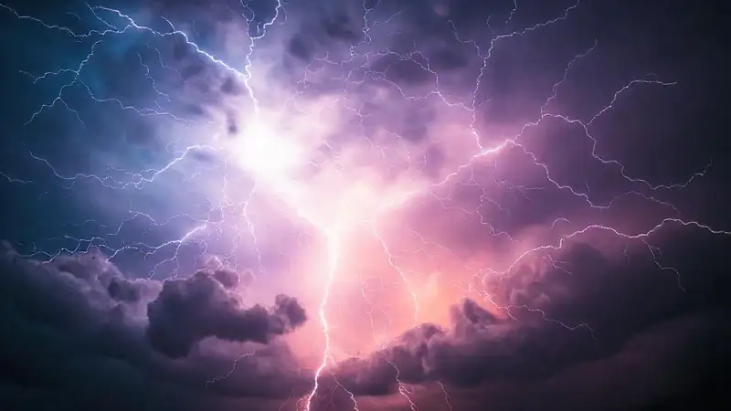 Cielo de tormenta con relámpagos luminosos