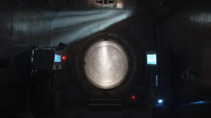 Puerta misteriosa en cámara de alta tecnología