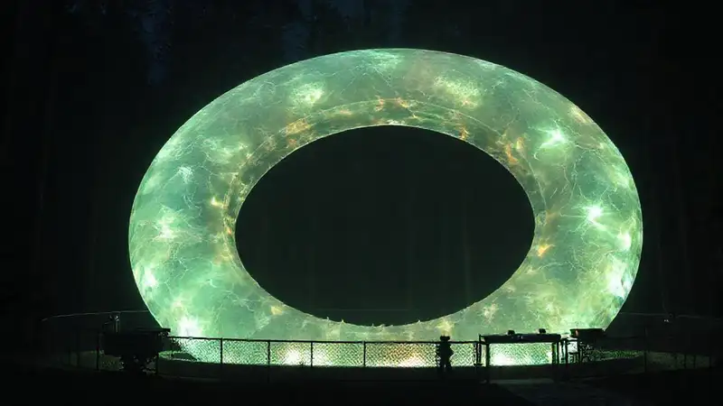 Cristal luminoso en bosque