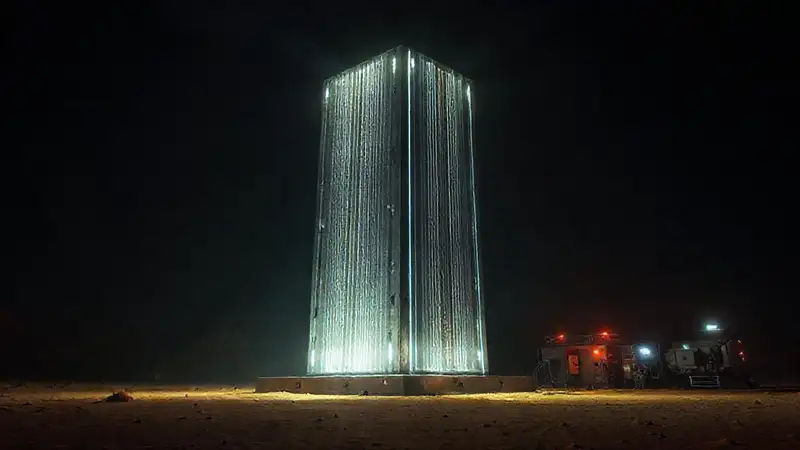 Monolito metálico misterioso en desierto