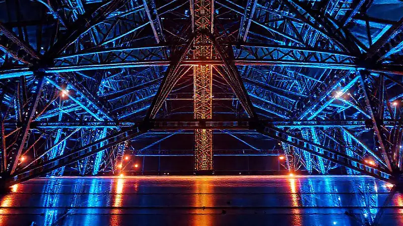 Estructura metálica azul luminosa protegida científica
