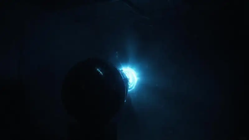 Objeto metálico oscuro con aura psíquica misteriosa